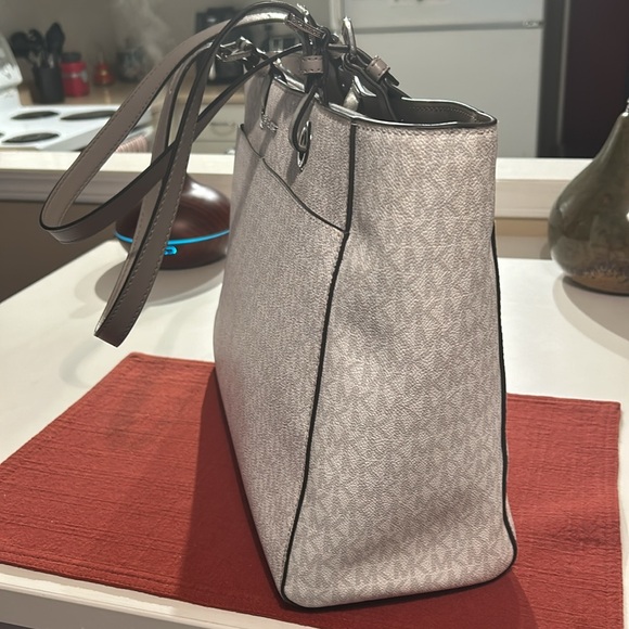 Micheal Kors Jet Set Commuter Tote - Picture 3 of 8